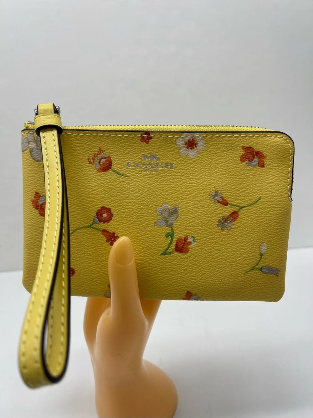 Coach Corner Zip Wristlet With Mystical Floral Print C8701
NWT - Picture 13 of 16
